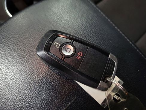 Used 2018 Ford Explorer XLT image 17