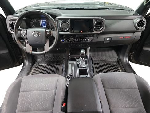 Used 2017 Toyota Tacoma TRD Sport AWD/4WD image 9