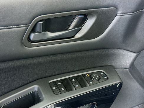 Used 2025 Nissan Pathfinder SV image 15