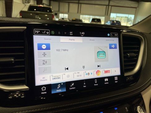 Used 2021 Chrysler Pacifica Touring-L image 19