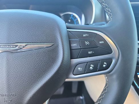 Used 2023 Chrysler Pacifica Touring-L FWD image 20