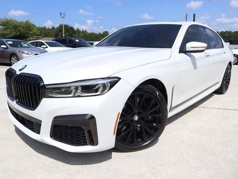 Used 2022 BMW 740i w/ M Sport Package RWD image 2