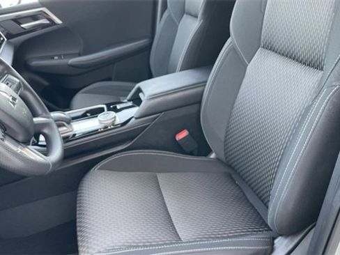 Used 2025 Mitsubishi Outlander ES image 11