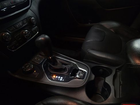 Used 2021 Jeep Cherokee Limited image 26