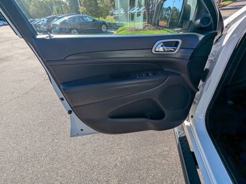 Used 2022 Jeep Grand Cherokee Laredo X image 16