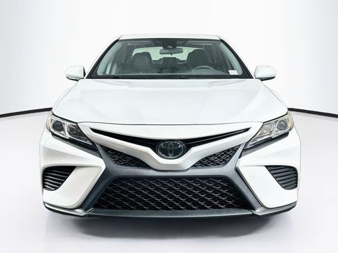 Used 2020 Toyota Camry SE FWD image 2
