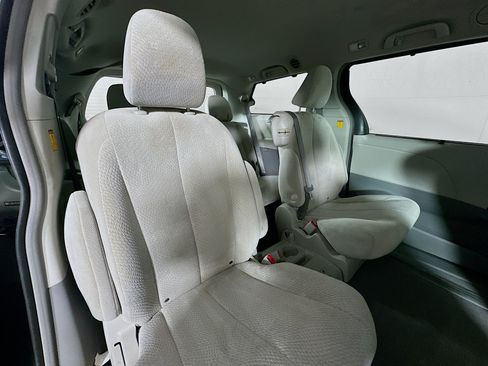 Used 2011 Toyota Sienna LE w/ Towing Pkg FWD image 25