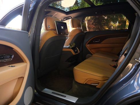 Used 2023 Bentley Bentayga Extended Wheelbase image 18