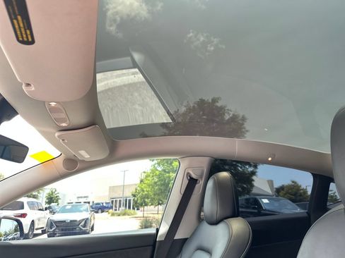 Used 2022 Tesla Model Y Long Range AWD/4WD image 30