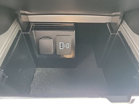 Used 2022 Ford Explorer XLT w/ Equipment Group 202A RWD image 19
