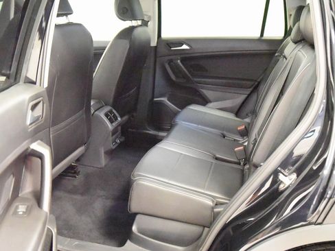 Used 2021 Volkswagen Tiguan SE w/ Panoramic Sunroof Package image 9