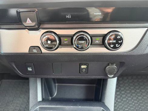 Used 2017 Toyota Tacoma SR5 w/ Tow Package RWD image 16