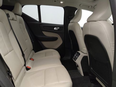 Used 2023 Volvo XC40 B5 Plus image 19