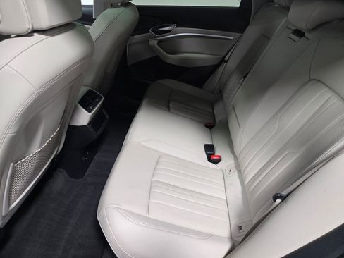 Used 2022 Audi e-tron Premium Plus w/ Premium Plus Package image 34