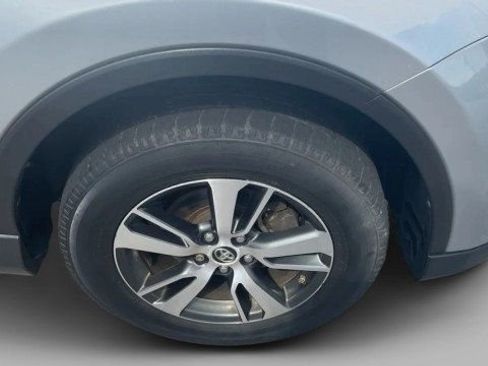 Used 2018 Toyota RAV4 XLE AWD/4WD image 4