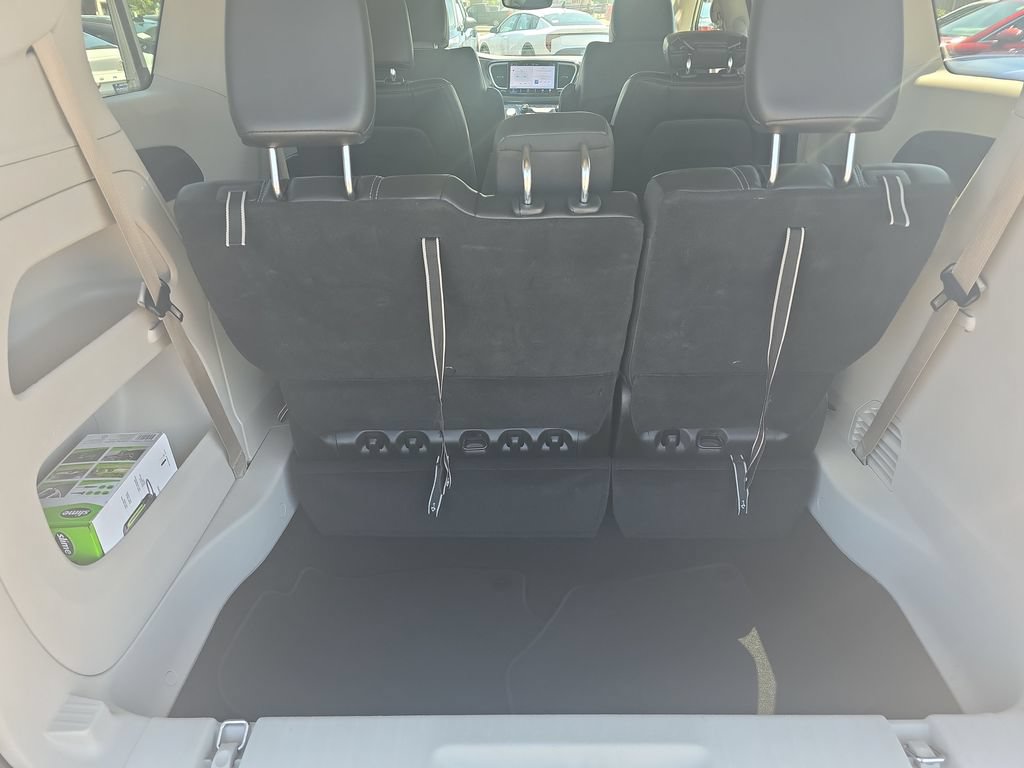 Used 2024 Chrysler Pacifica Touring-L FWD image 21