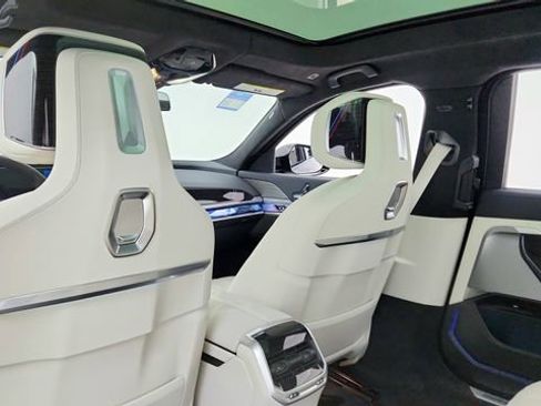 Used 2026 BMW 740i w/ Premium Package RWD image 31