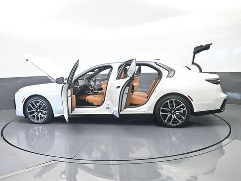Used 2025 BMW 740i xDrive AWD/4WD image 86