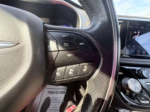 Used 2018 Chrysler Pacifica Limited FWD image 25