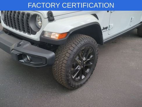 Certified 2025 Jeep Gladiator Nighthawk image 2