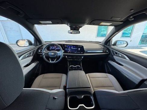 Used 2025 Chevrolet Traverse LT image 29