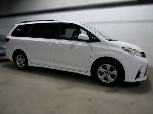Used 2018 Toyota Sienna LE FWD image 3