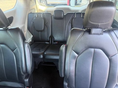 Used 2023 Chrysler Pacifica Touring-L FWD image 15