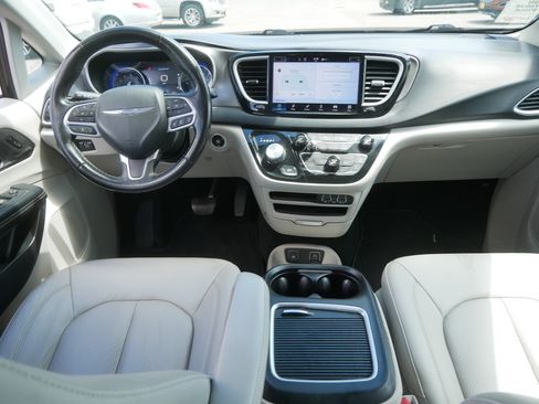 Used 2021 Chrysler Pacifica Touring-L FWD image 10
