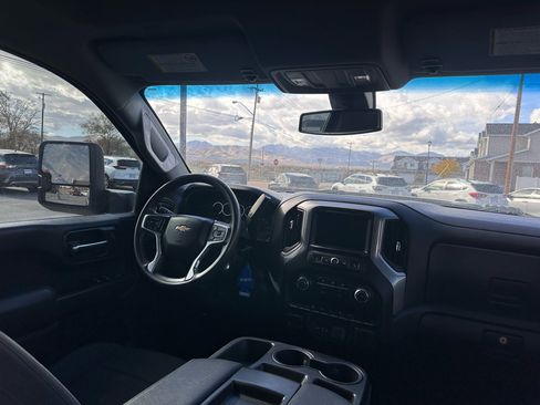 Used 2022 Chevrolet Silverado 2500 Custom w/ Custom Value Package image 11