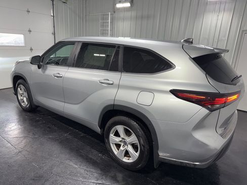 Used 2024 Toyota Highlander LE image 2