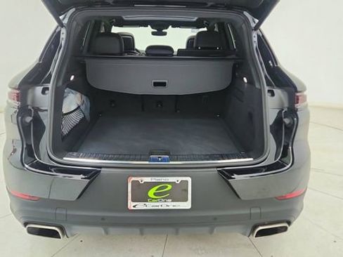 Used 2025 Porsche Cayenne w/ Premium Package image 14