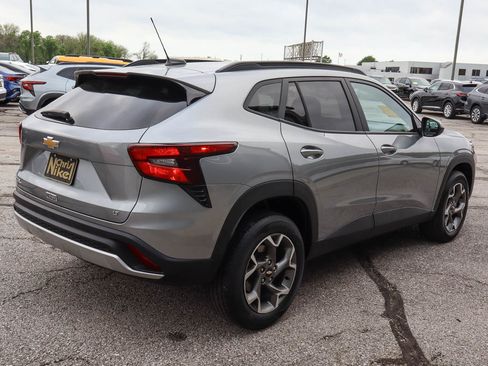 Used 2025 Chevrolet Trax LT FWD image 4