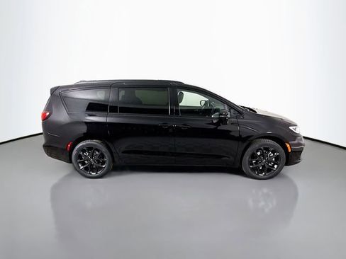 New 2026 Chrysler Pacifica Limited w/ S Appearance Package image 8