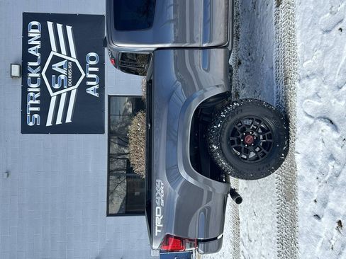 Used 2018 Toyota Tacoma TRD Sport w/ Technology Package AWD/4WD image 6