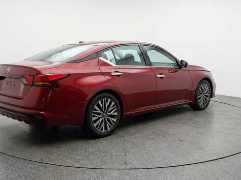Used 2025 Nissan Altima 2.5 SV image 9