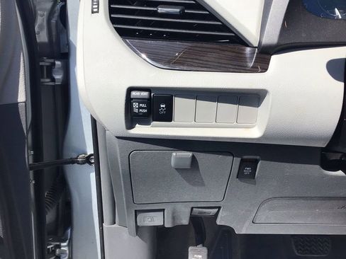 Used 2019 Toyota Sienna XLE w/ Carpet Mat Package FWD image 18