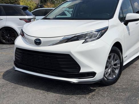 Used 2021 Toyota Sienna LE FWD image 4