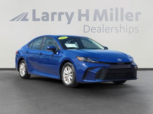 Used 2025 Toyota Camry LE image 3