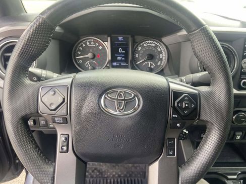 Used 2022 Toyota Tacoma TRD Sport w/ Technology Package image 31