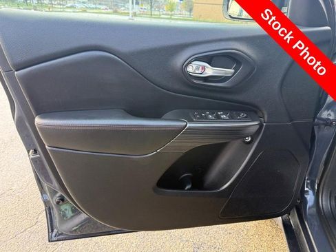 Used 2017 Jeep Cherokee Trailhawk AWD/4WD image 19