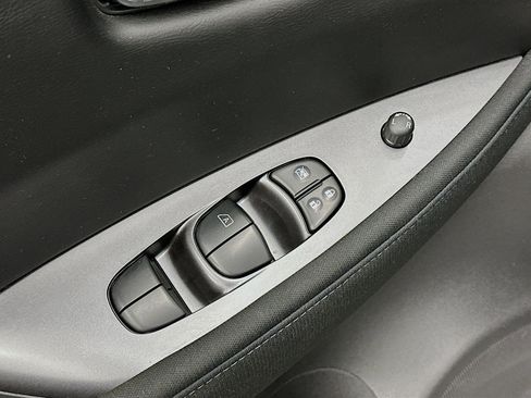 Used 2025 Nissan Leaf S image 15