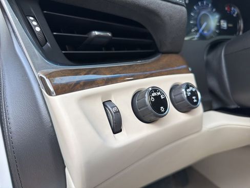 Used 2018 Cadillac Escalade Luxury AWD/4WD image 17