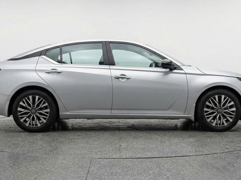 Used 2025 Nissan Altima 2.5 SV FWD image 11
