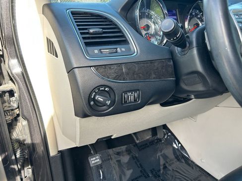 Used 2016 Chrysler Town & Country Touring FWD image 19