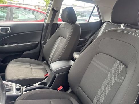Used 2025 Hyundai Venue SEL FWD image 11