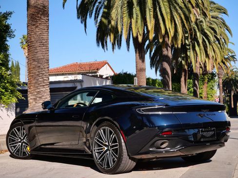 Used 2024 Aston Martin DB12 Coupe image 2