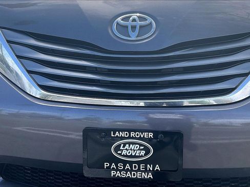 Used 2013 Toyota Sienna XLE w/ Premium Pkg FWD image 31