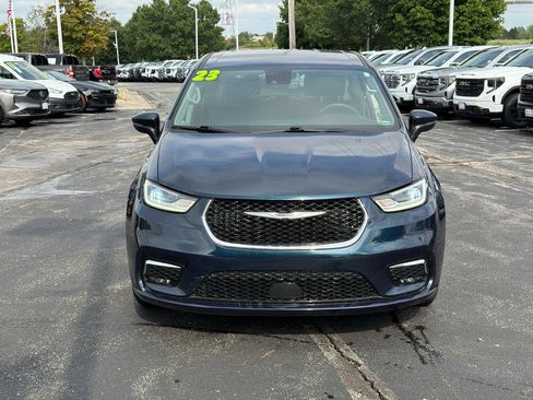 Used 2023 Chrysler Pacifica Touring-L FWD image 2