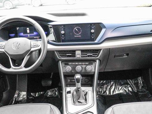 Used 2022 Volkswagen Taos SE w/ Panoramic Sunroof Package FWD image 11