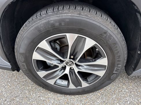 Used 2022 Toyota Highlander XLE FWD image 10